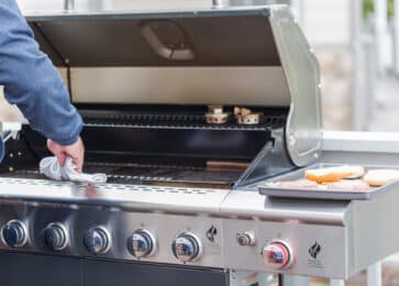 Cleaning outdoor gas grill