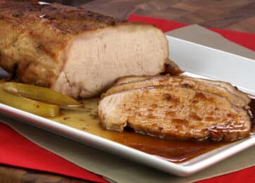 Fine,Pork,Tenderloin,Slow,Roasted,With,Fresh,Green,Apple,Wedges