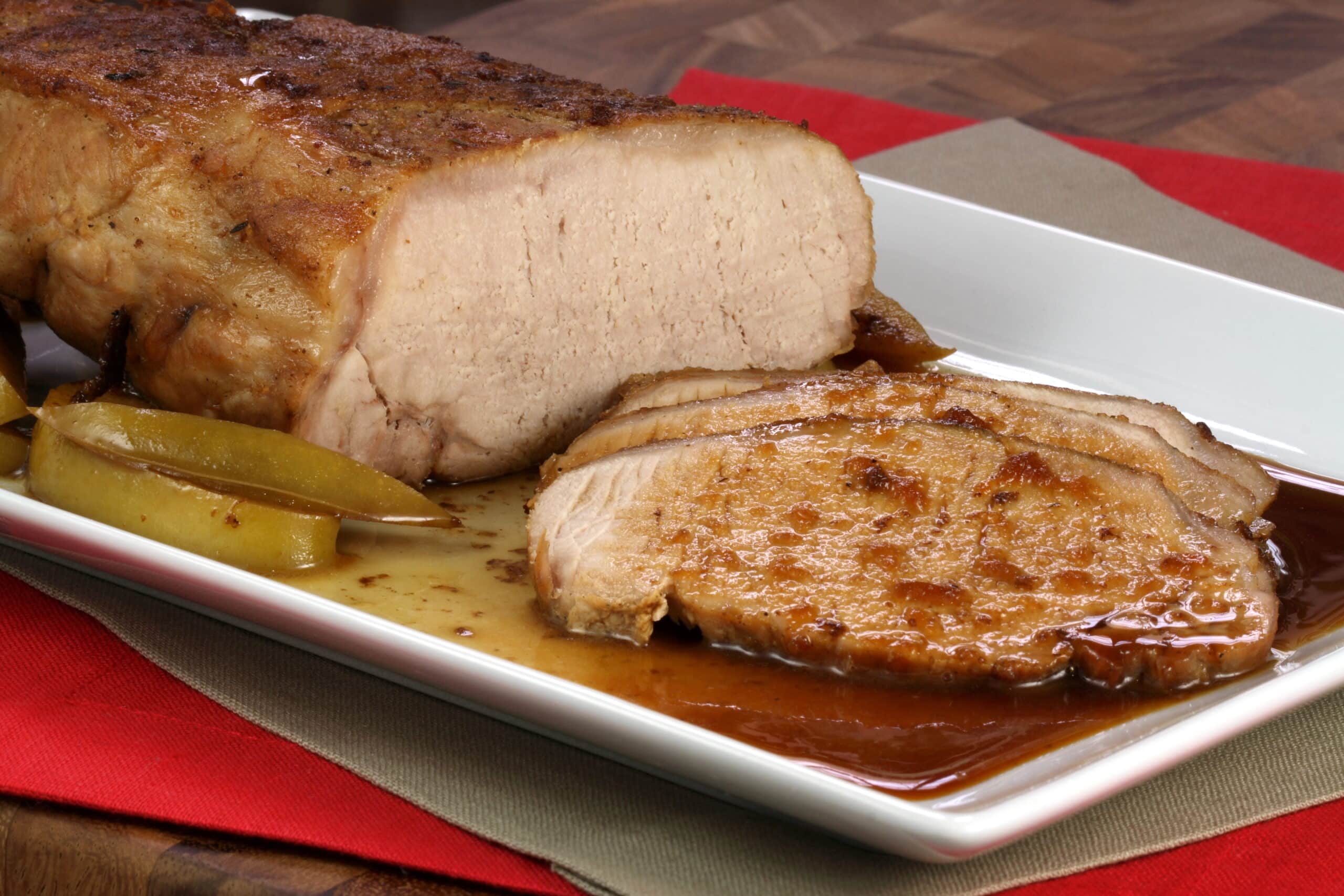 Fine,Pork,Tenderloin,Slow,Roasted,With,Fresh,Green,Apple,Wedges
